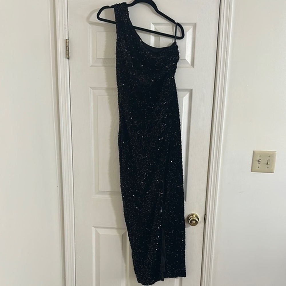 Elegant Black One-Shoulder Dress